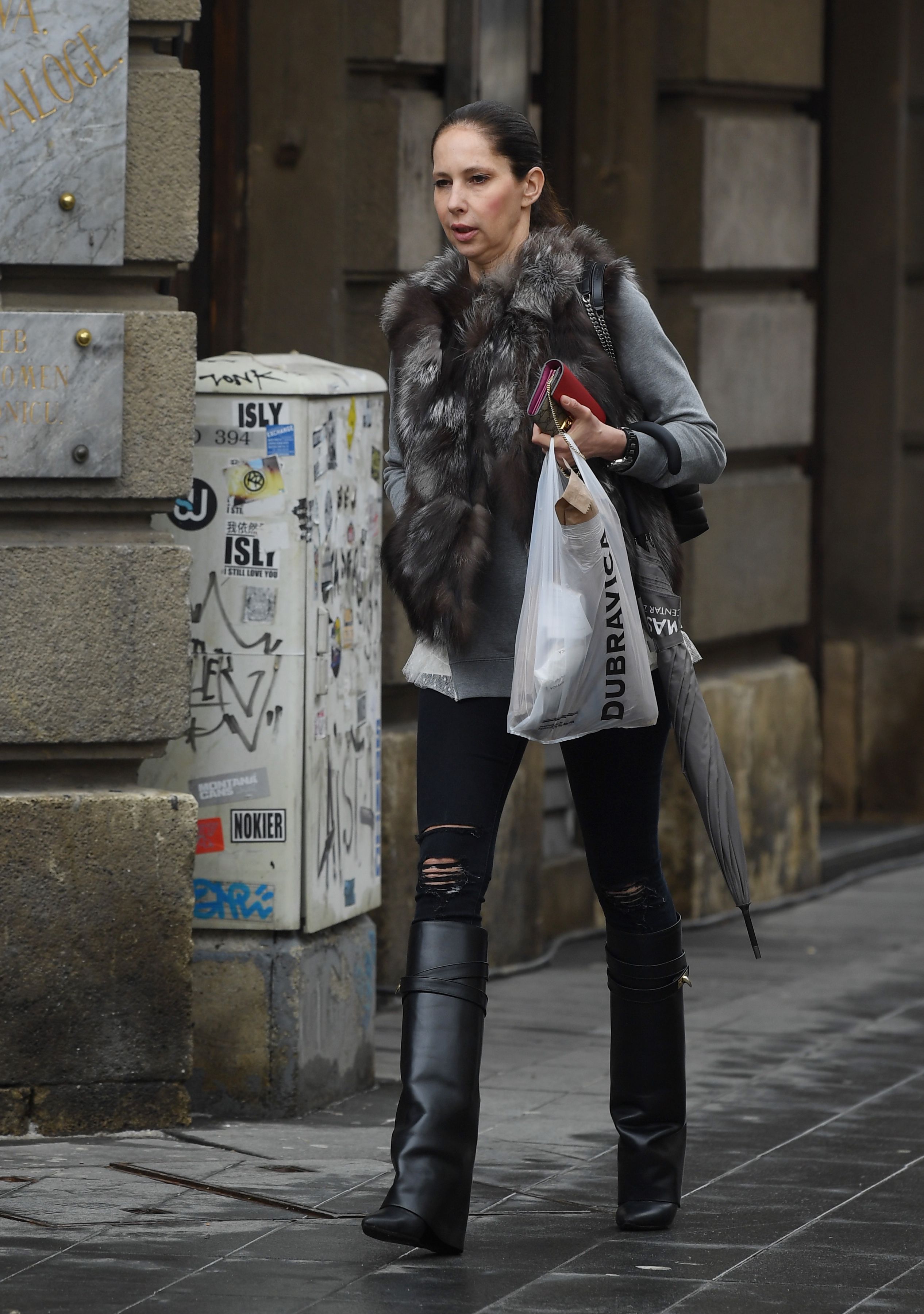 Ona i dalje nosi popularne i vrlo neobične Givenchy čizme do koljena