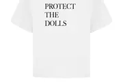 Jednostavna bijela majica s natpisom 'Protect the Dolls' postala je moćan element otpora i zajedništva