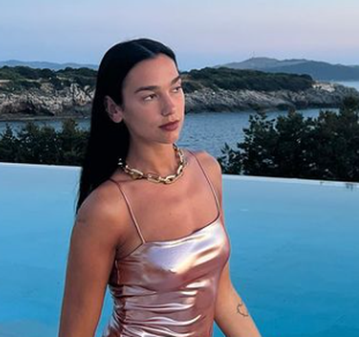 Dua Lipa zadivila u metalik ružičastoj mini haljini te potpuno 'make up free' izgledom