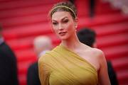 Savršen trudnički stajling: Karlie Kloss zablistala u zlatnoj haljini i zanimljivim modnim dodacima