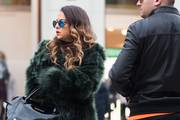 Atraktivna brineta pokazala duge noge i odličan zimski styling