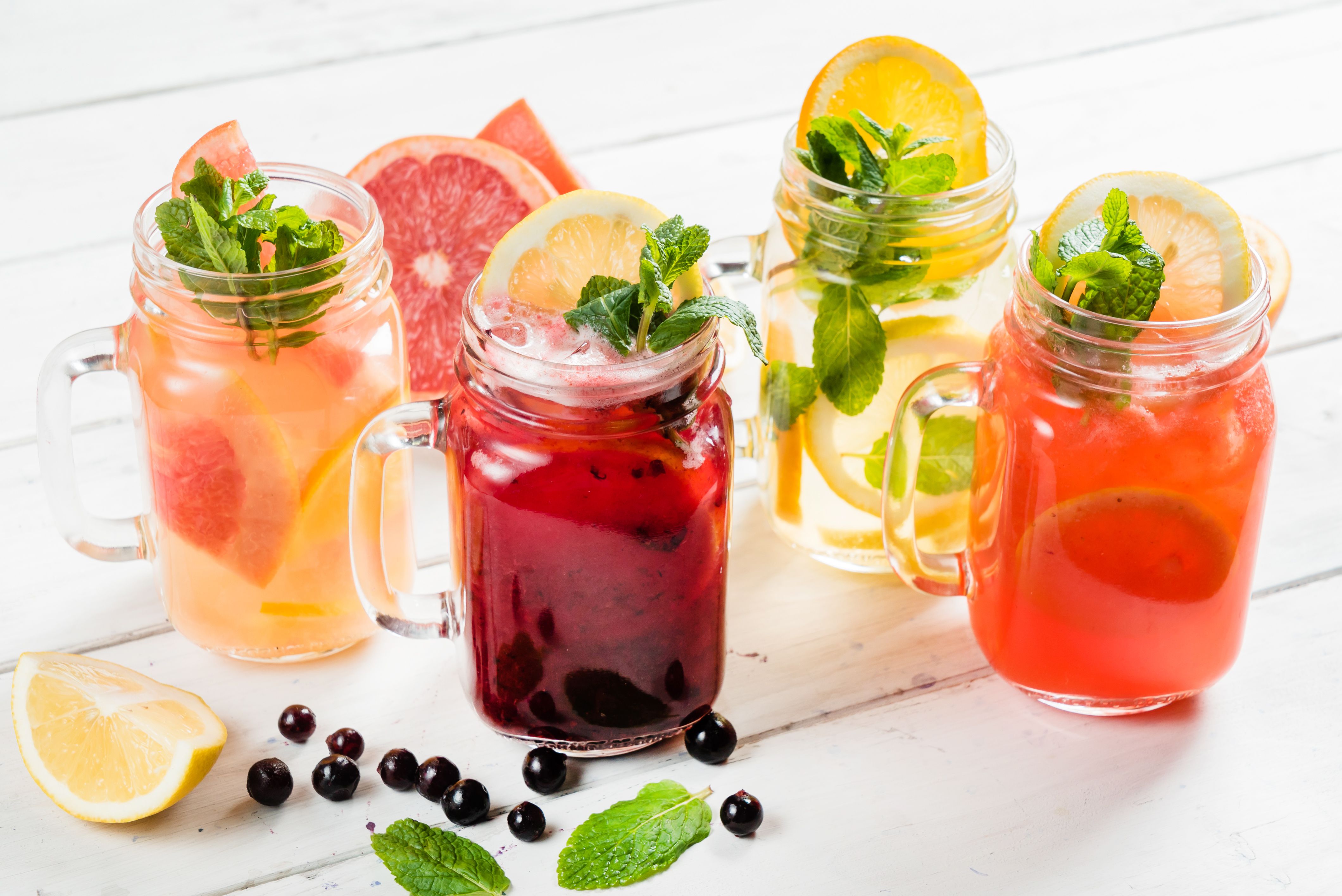 Pet ljetnih pića koja će vas osvježiti, ali i pomoći na putu prema ravnom trbuhu