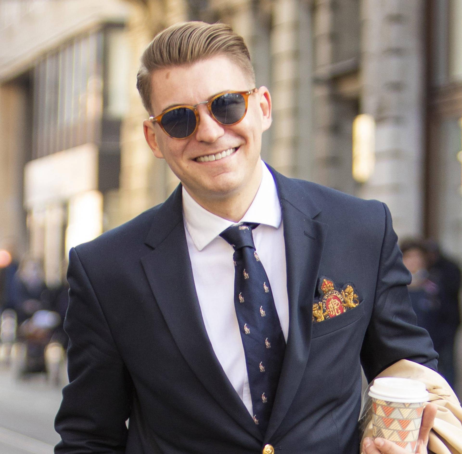 Visoke čizme i elegantno odijelo? Pogledajte kako taj spoj nosi student međunarodnih odnosa