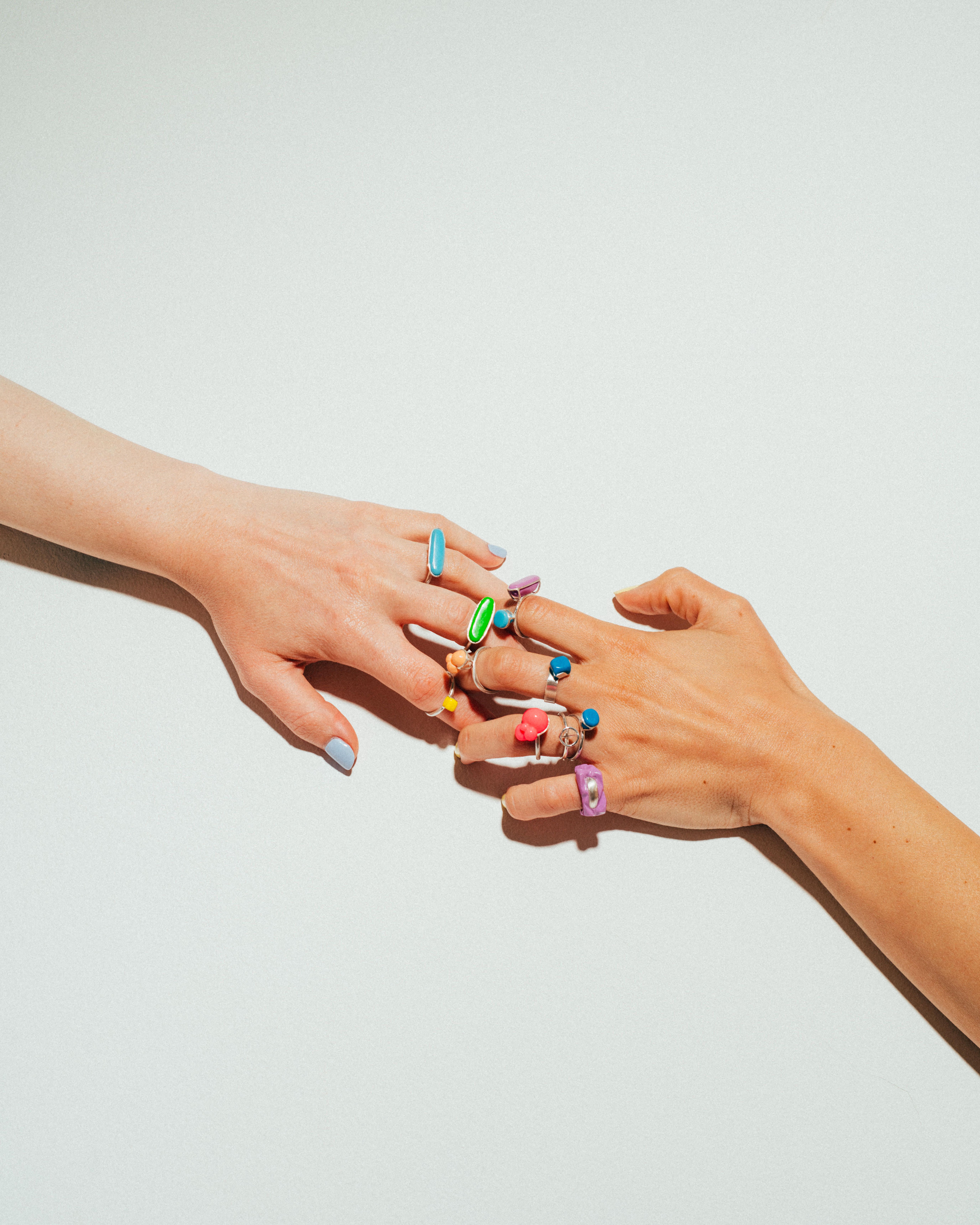 Domaći brend Cherry Dear ima novu kolekciju nakita: Srebrne naušnice i prstenje dolaze u kombinaciji s mnoštvom boja