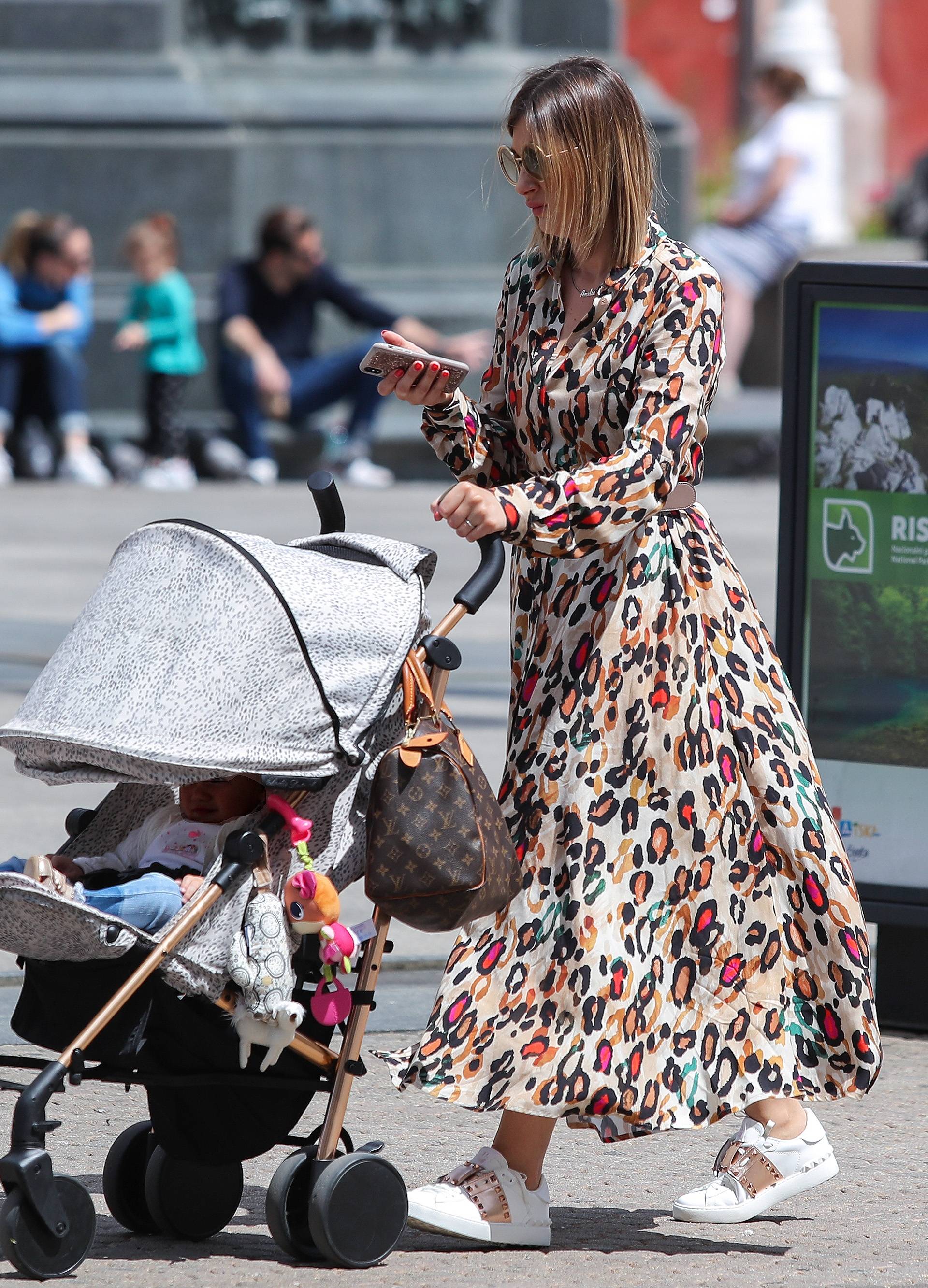 Grad je "živnuo", a nas je osvojila stylish mama: Nosi torbu i tenisice koje žele mnoge fashionistice