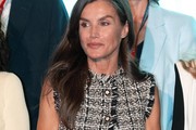 Kraljica Letizia u chic jesenskoj kombinaciji: Spoj tvida i bijelih culotte hlača za dnevnu eleganciju