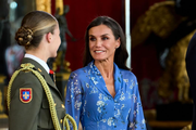 Kraljica Letizia bira elegantnu midi haljinu s cvjetnim dezenom, a sjajno je kombinira uz bijele detalje