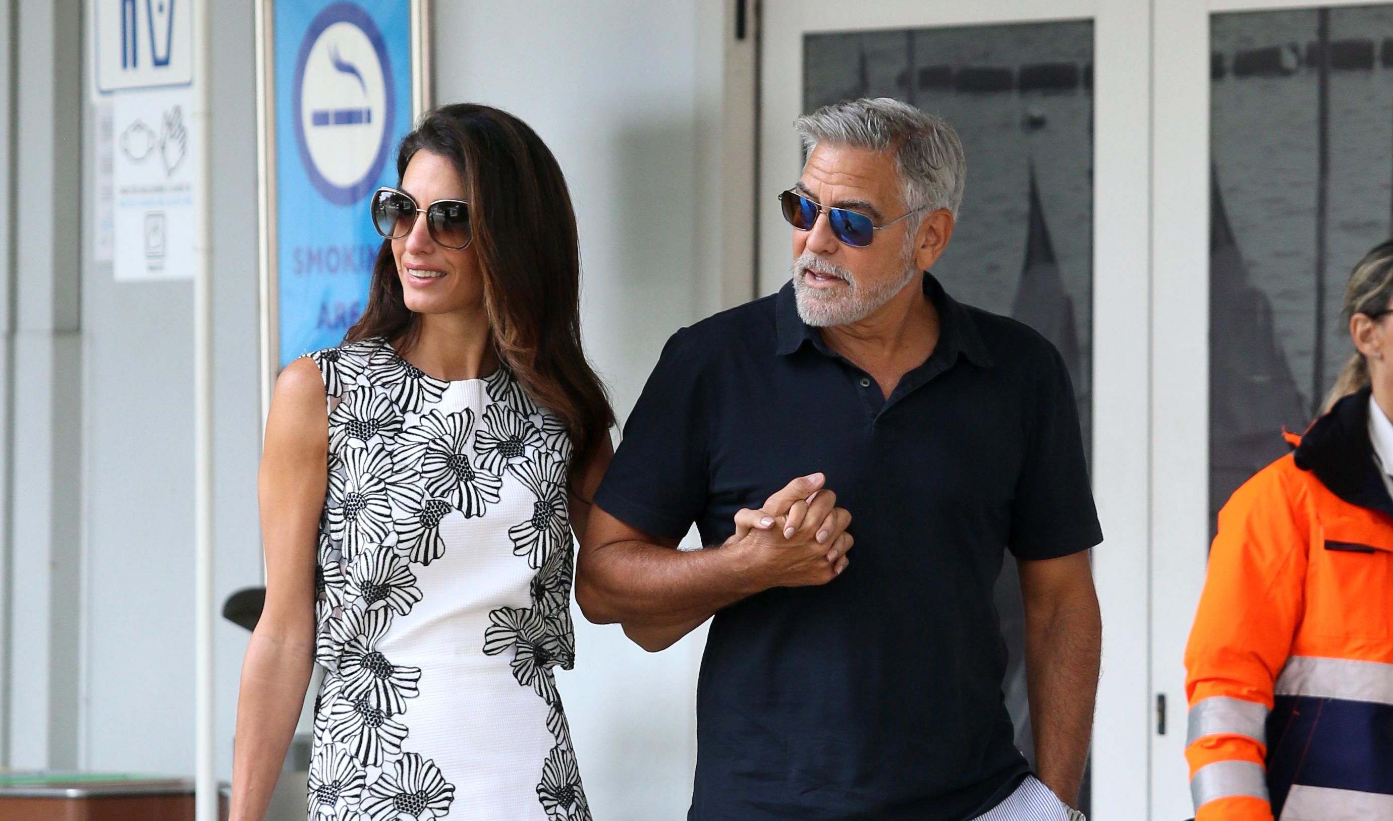 Amal i George Clooney oduševili u savršeno usklađenim outfitima: Ona u chic haljini i hit cipelama, on u prugastim hlačama