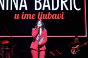 Nina Badrić u izdanju kao stvorenom za Valentinovo: Oduševila u crvenom odijelu sa srebrnim detaljima