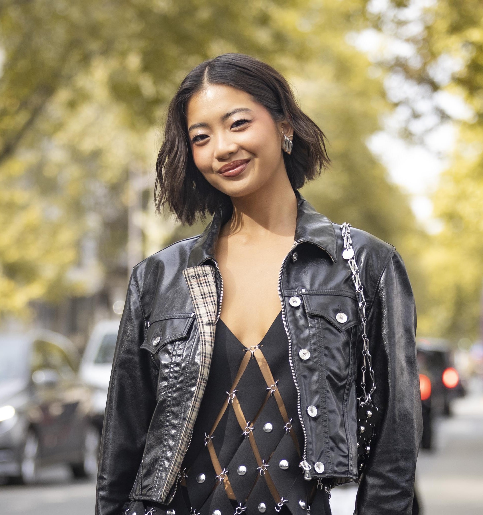 Jesenski klasik u novom ruhu: Simpatična dama kožnu jaknu spaja s haljinom kakvu još nismo vidjeli