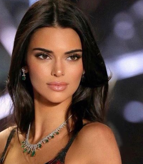 Kendall Jenner u najhrabrijoj kombinaciji do sad: Kratkom crnom haljinom prihvatila trend 'golog odijevanja'