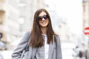 Nemate ideje za današnji outfit? Inspirirajte se lijepom brinetom; nosi komade koje svi imamo u ormaru