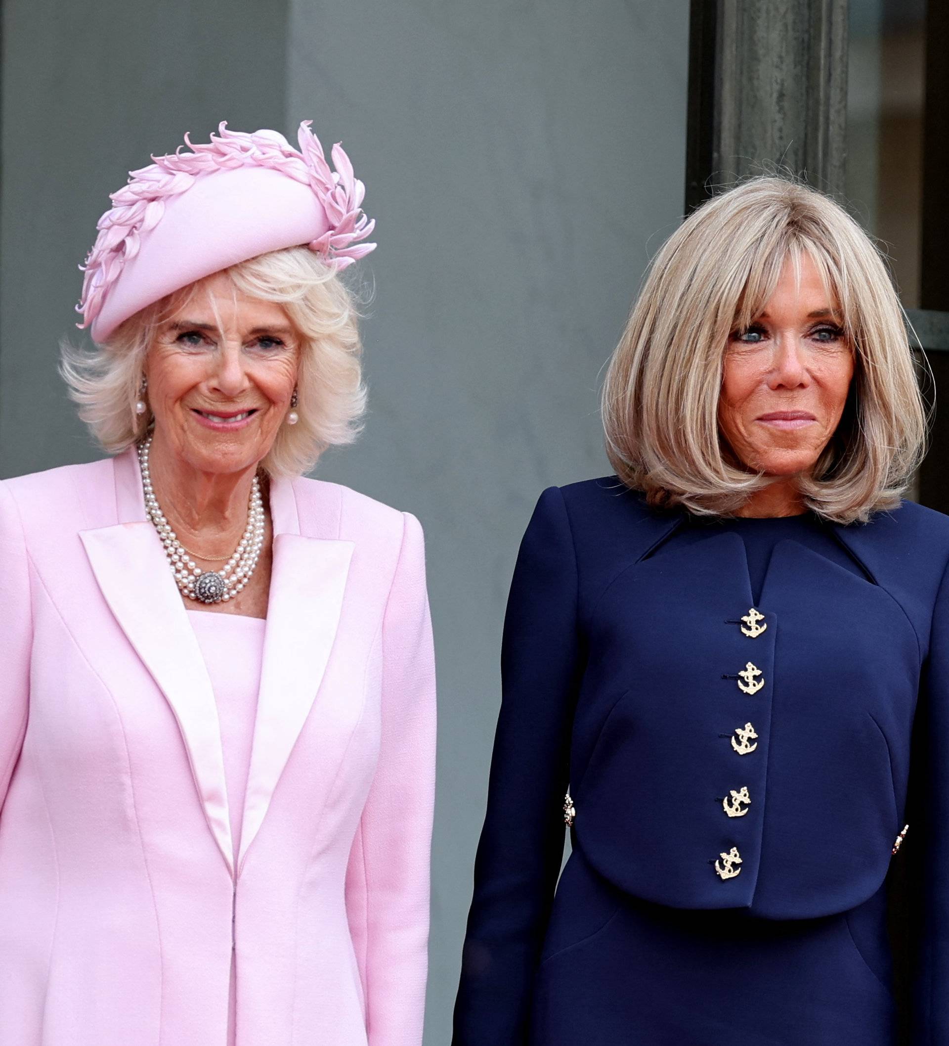 Kraljica Camilla i Brigitte Macron za susret biraju chic komplete, a za gala večeru uskladile se u tamnoplavim haljinama