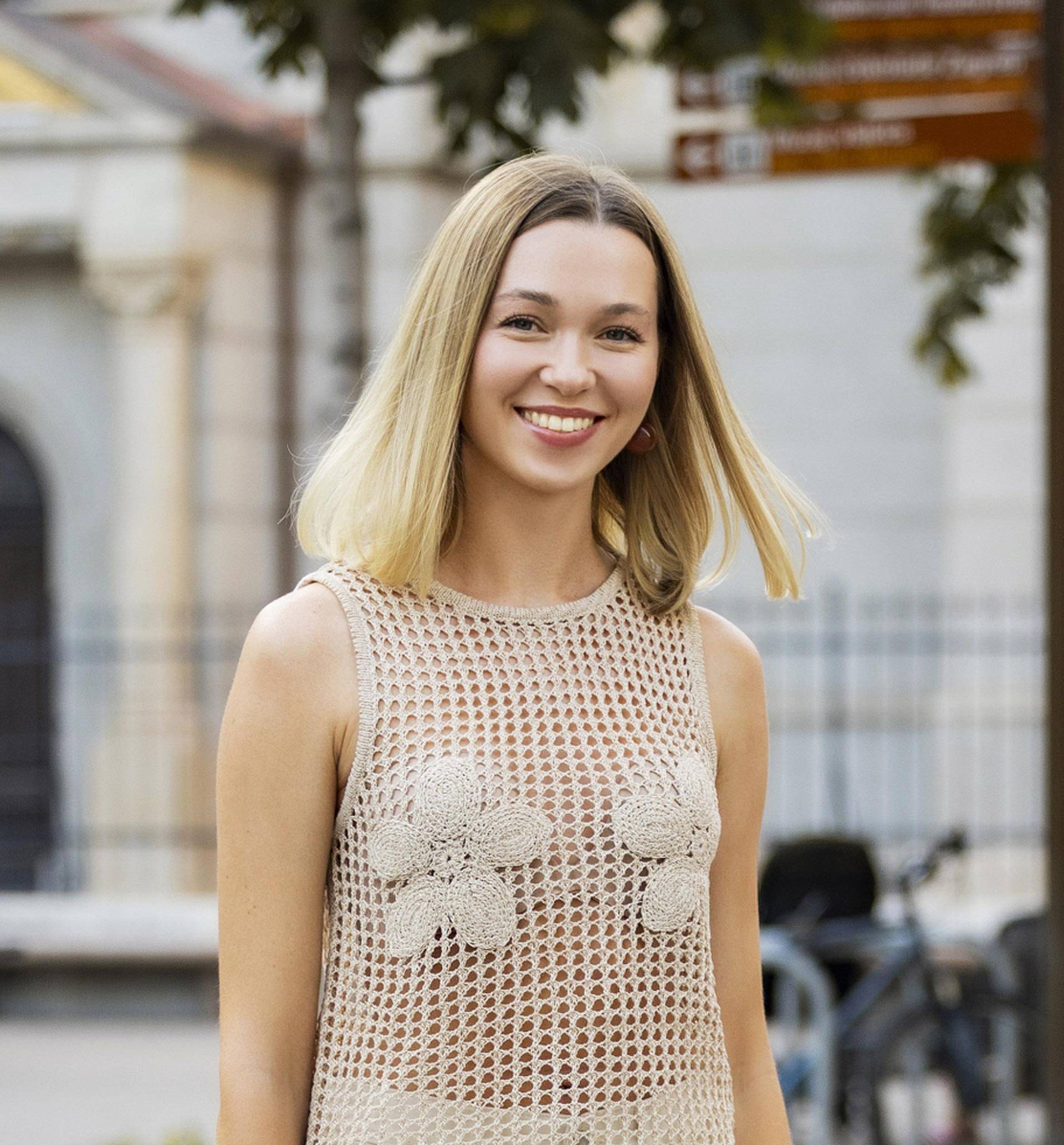 Trendi hlače i top koji ne bi svatko znao isfurati: Zgodna informatičarka ima ljetnu modnu formulu za 'čistu peticu'!