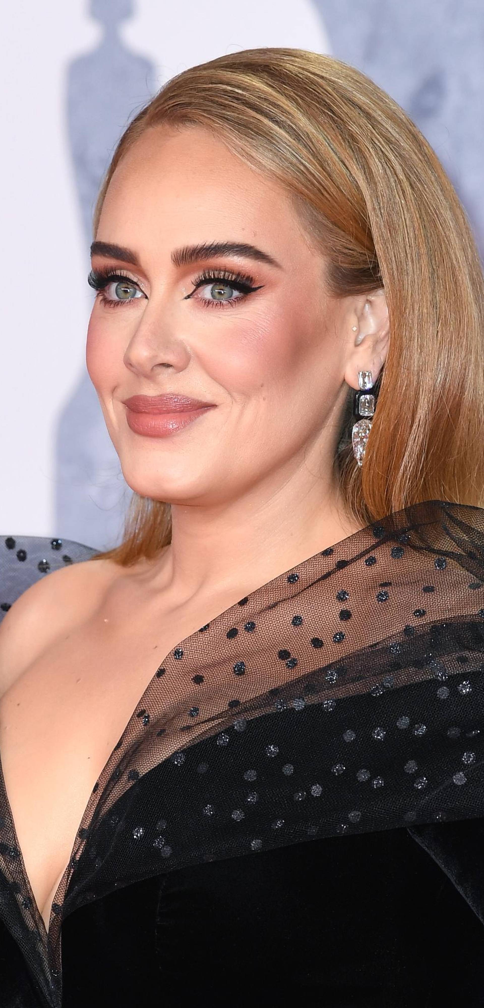 Adele u glamuroznom crnom izdanju osvojila crveni tepih: Ukrala pozornost raskošnim odabirom haljine i nakita