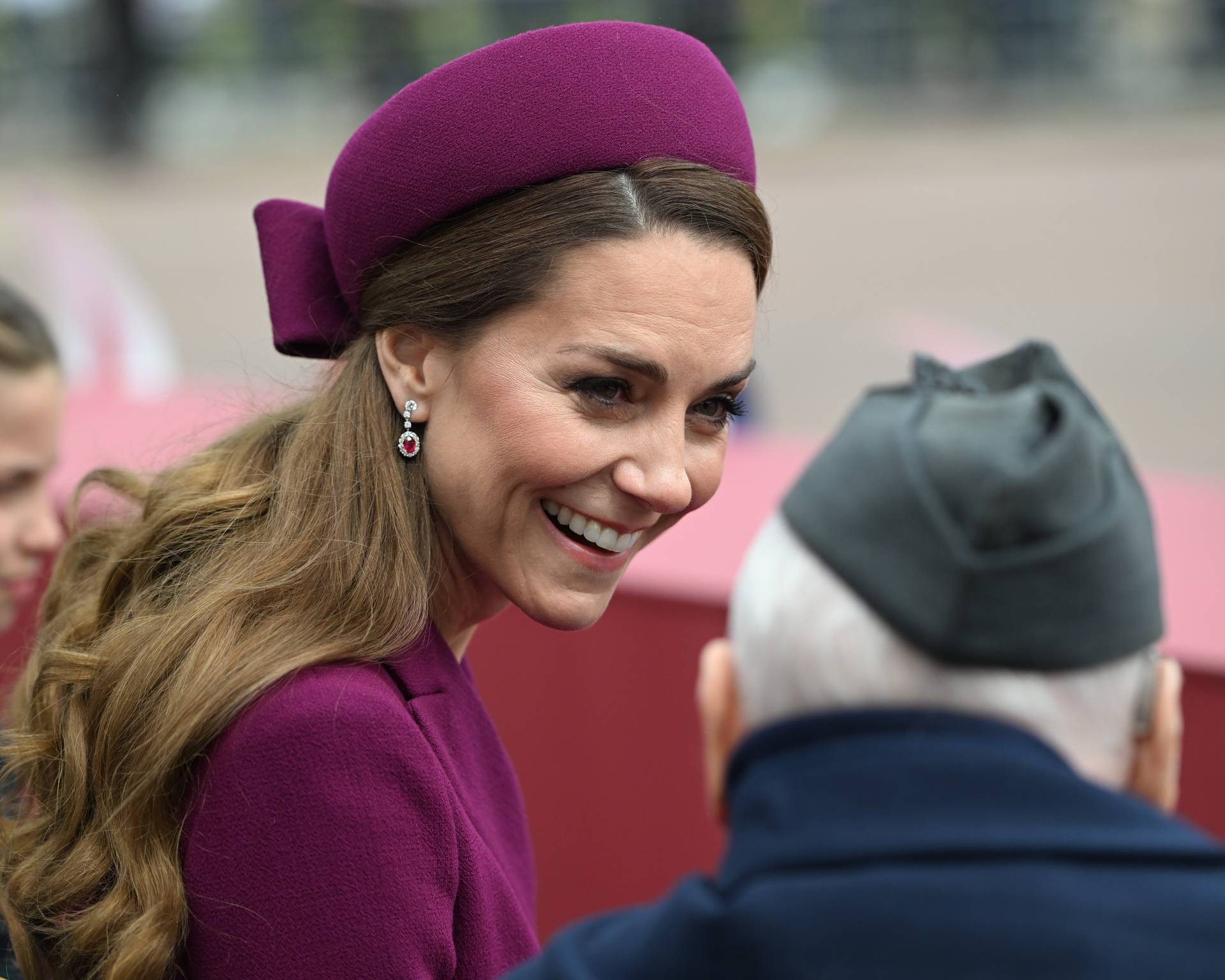 Kate Middleton zablistala je u ljubičastom, a broš koji je odabrala odao je počast njenom djedu