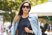 Vrtoglavo visoke salonke i skinny traperice: Lijepa brineta blista u izvrsnom jesenskom outfitu