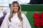 Melania Trump u Dior kaputu i Manolo Blahnik salonkama oduševila na dočeku božićnog drvca