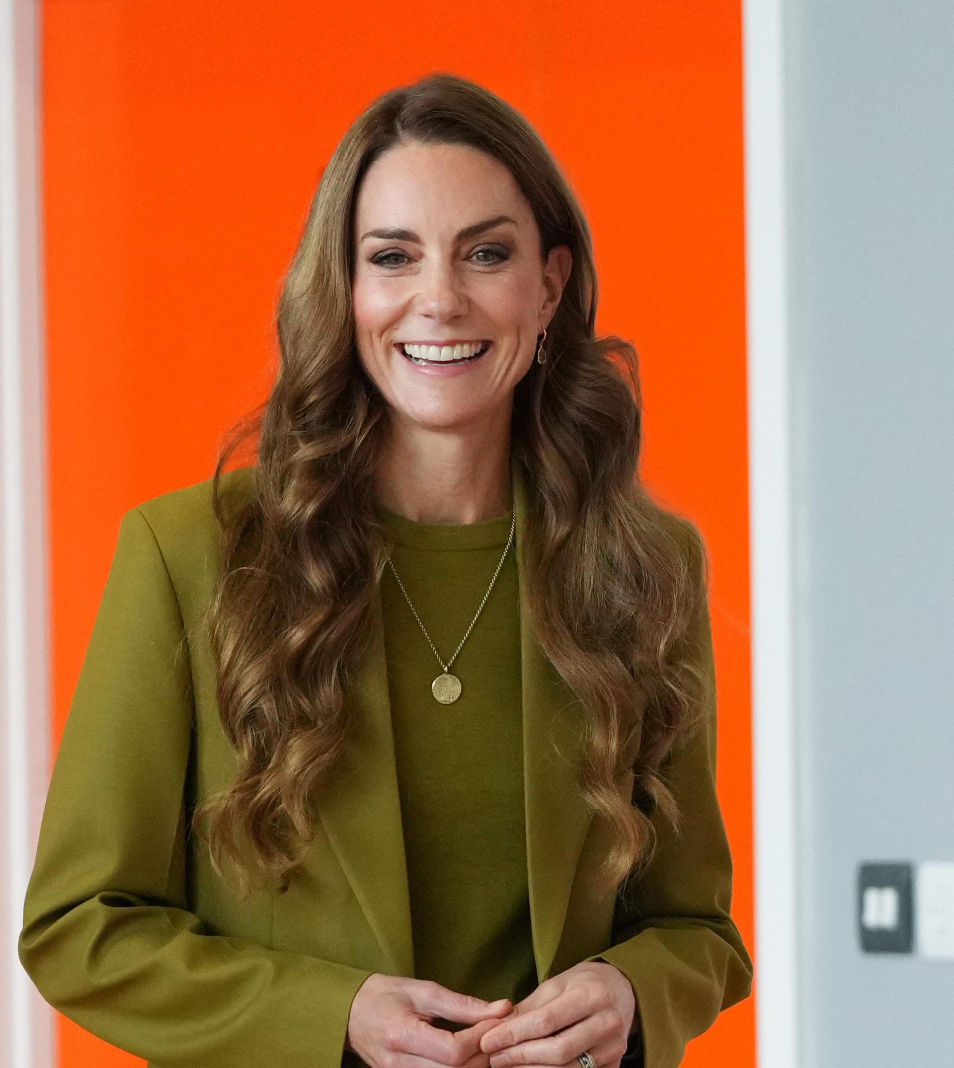 Kate Middleton u maslinasto zelenom odijelu Victorije Beckham dokazala da je ovo najpopularnija jesenska boja