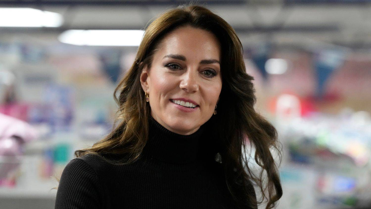 Midi suknja od brušene kože i dolčevita izgledaju sjajno na uvijek besprijekorno odjevenoj Kate Middleton