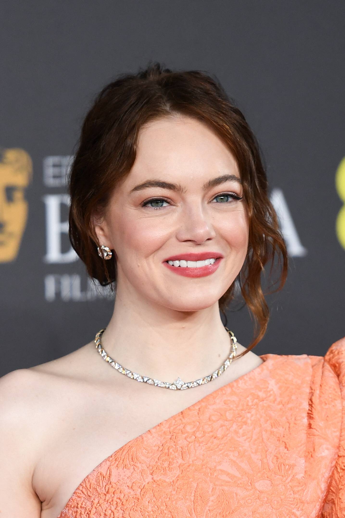 Emma Stone zadivila je na crvenom tepihu u custom made Louis Vuitton haljini čija je izrada trajala 450 sati