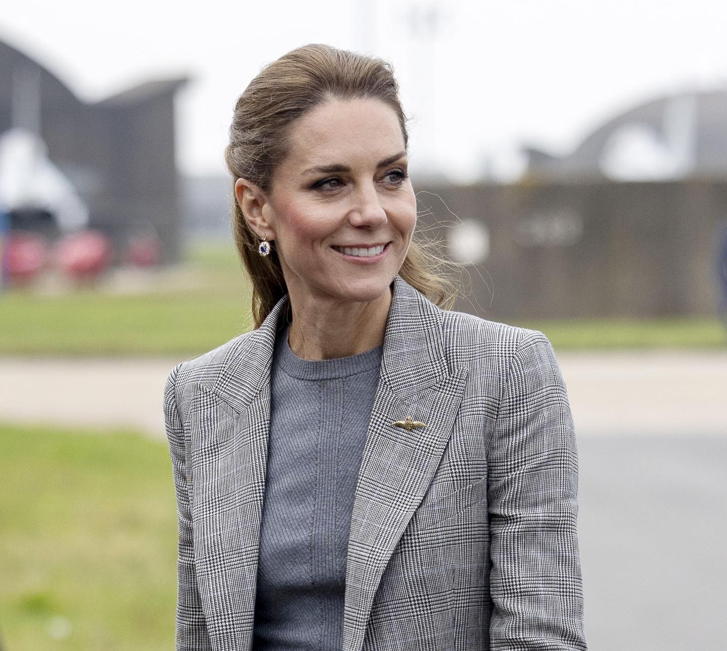 Kate Middleton odobrila je modnu uniformu jeseni: Klasičnom sivom odijelu dala je kraljevski pečat