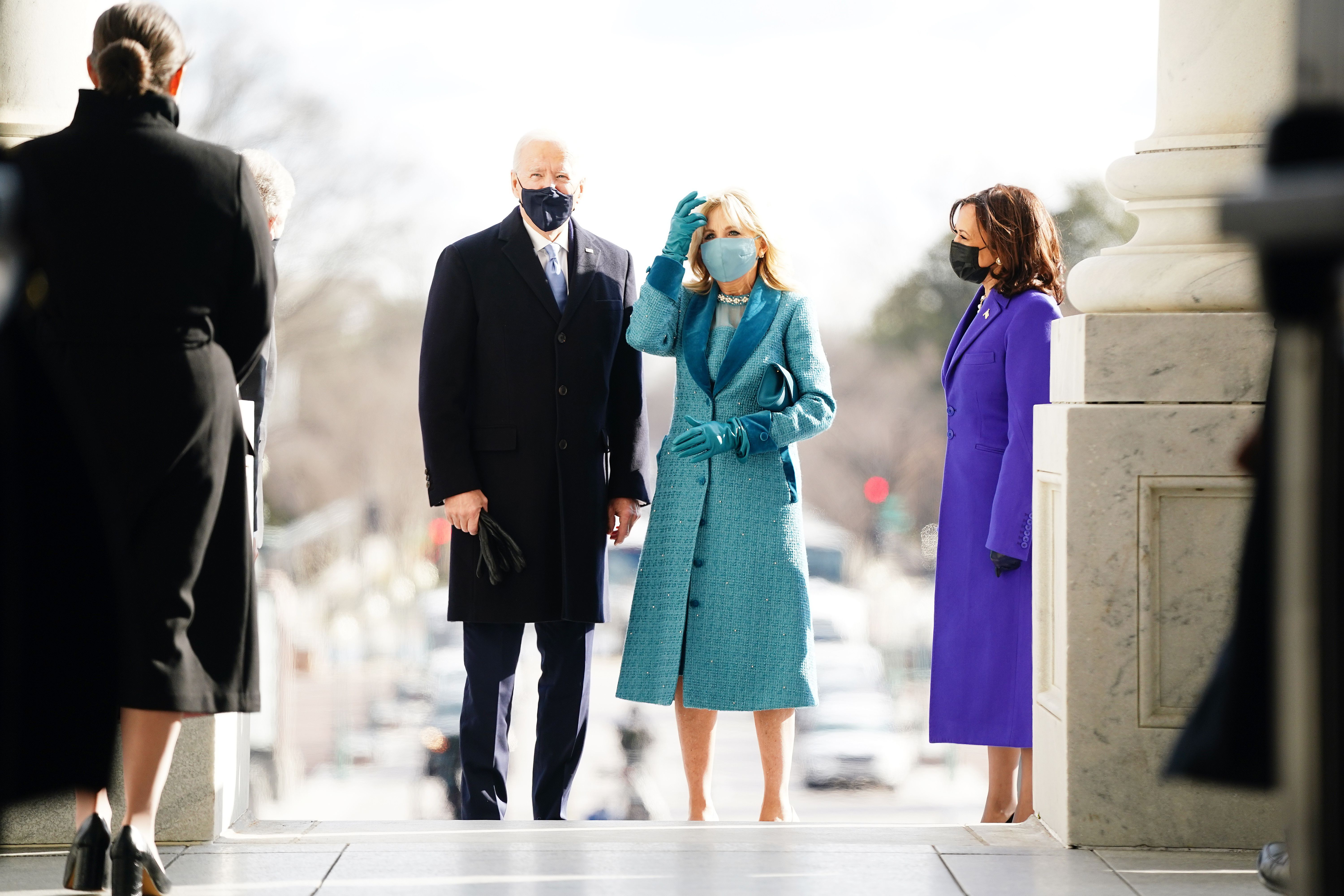 Jill Biden za inauguraciju odabrala haljinu i kaput manje poznate dizajnerice, evo što znači odabir plave boje