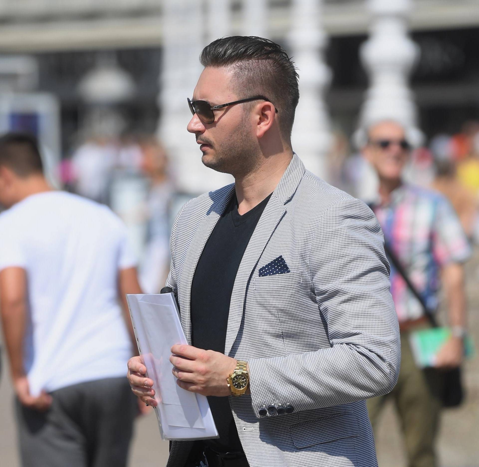 Ovaj frajer je toliko cool da čak ima i cool vezice na cipelama