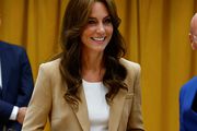 Kate Middleton zamijenila je klasične plave i crne tonove za odijelo u elegantnoj bež boji