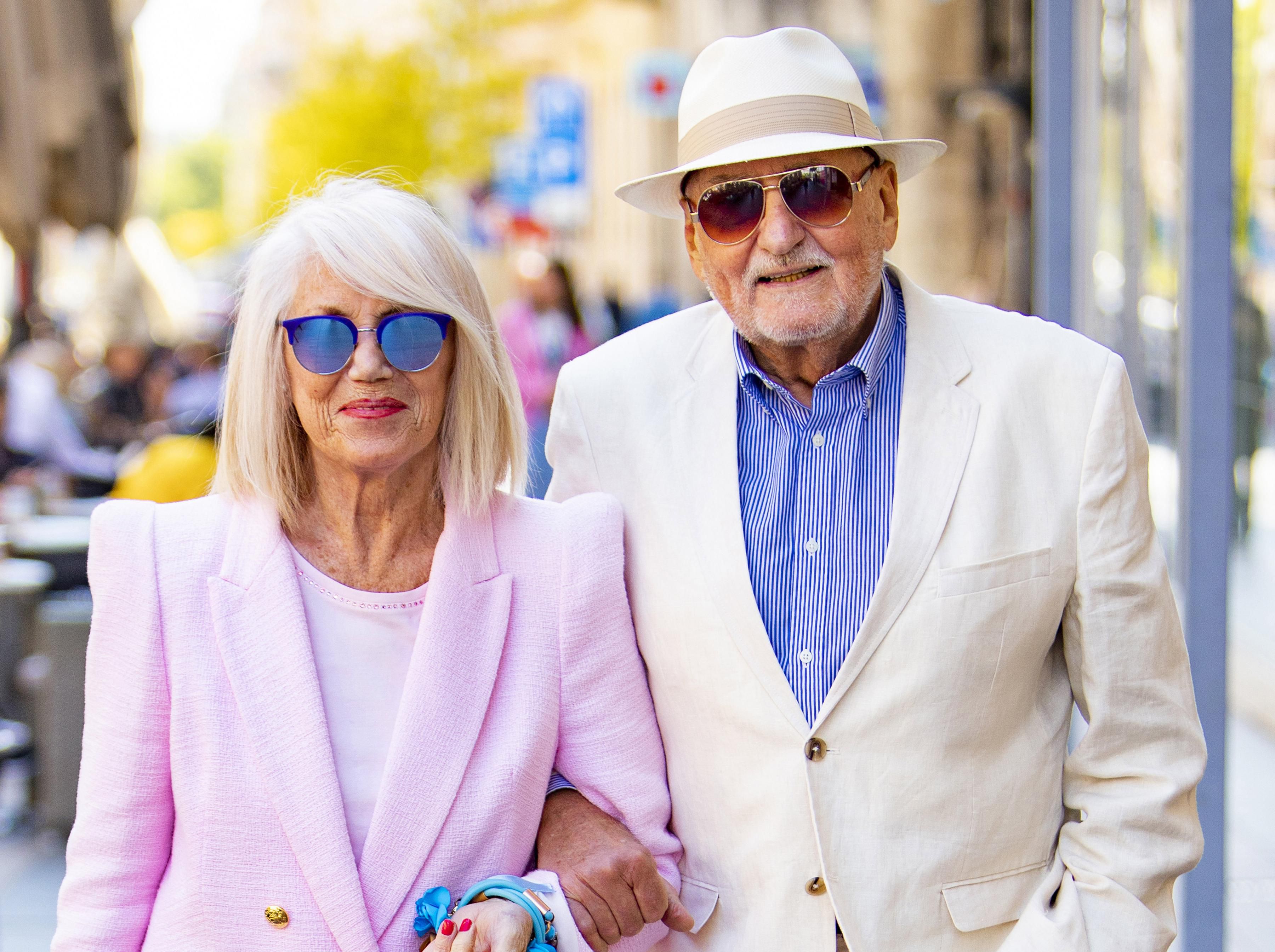 Par očitao lekciju iz stila: 'Danas je krasan proljetni dan za šetnju jednog bračnog para i uz to idealno pašu svijetle boje'