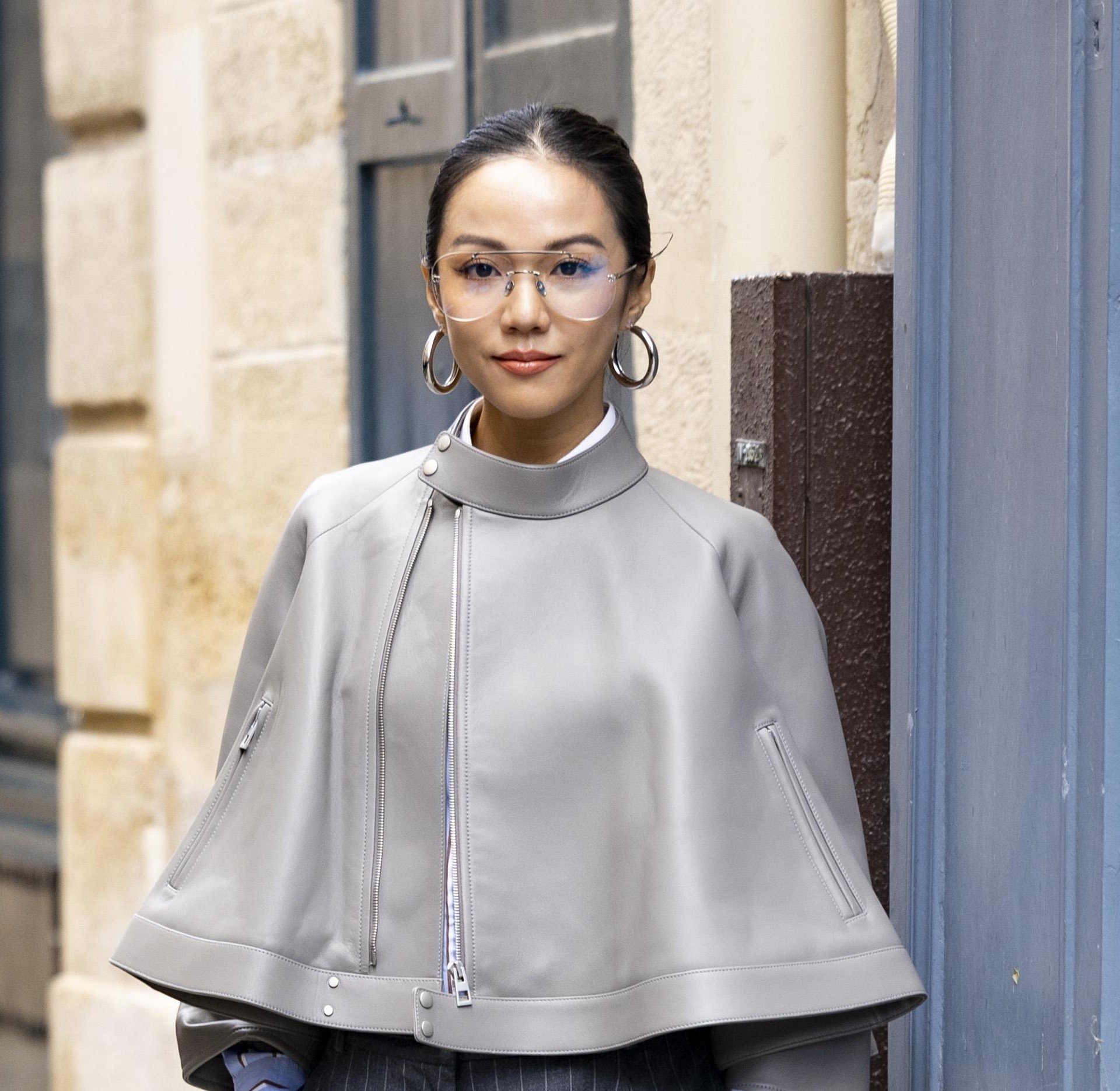 Prugaste hlače spojila je s genijalnom pelerinom koja je pravi klasik u jesenskim danima