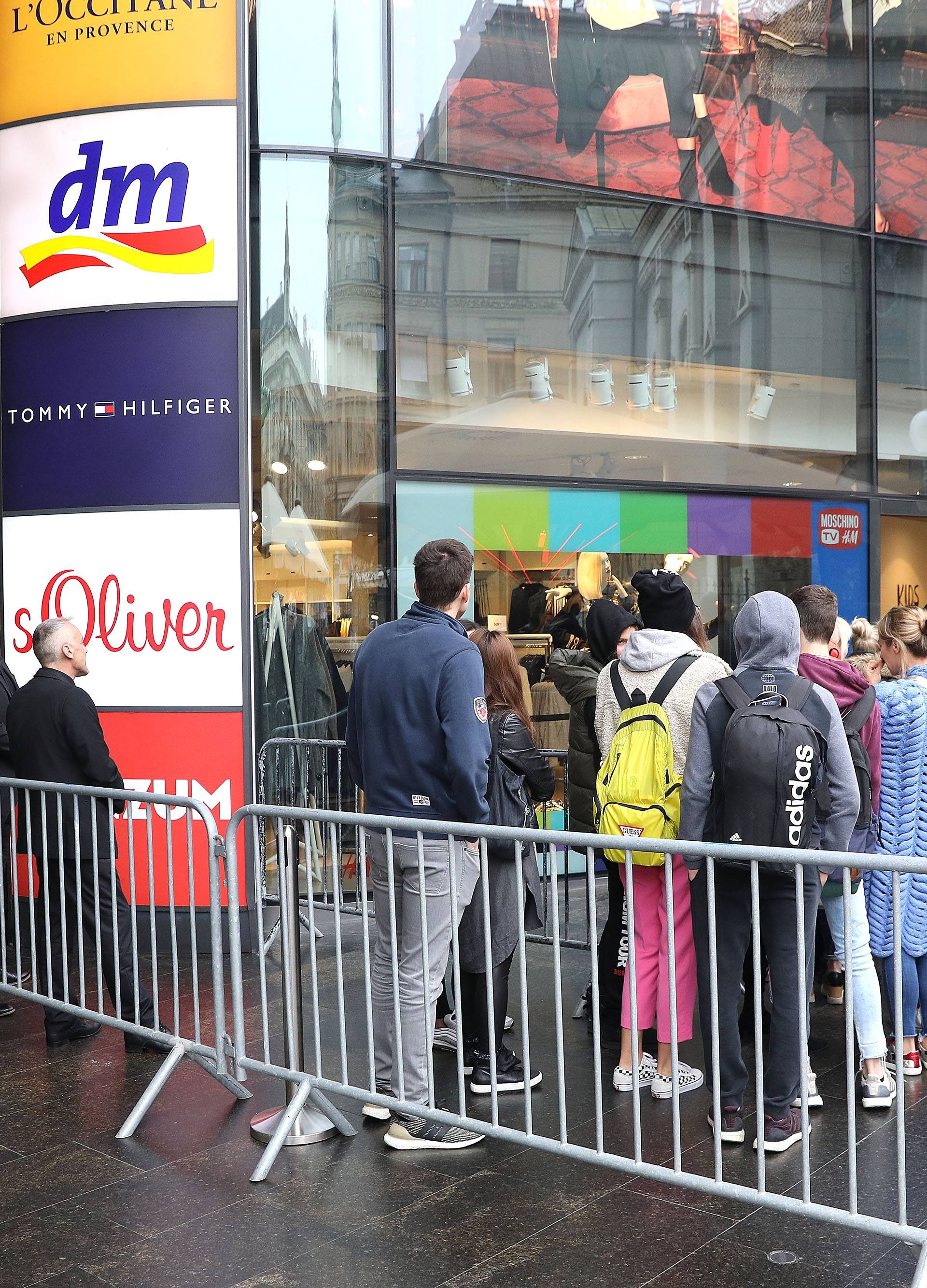 Ludnica od ranog jutra u centru Zagreba: Ljudi čekali ispred H&M-a u redovima jer je došla nova dizajnerska kolekcija