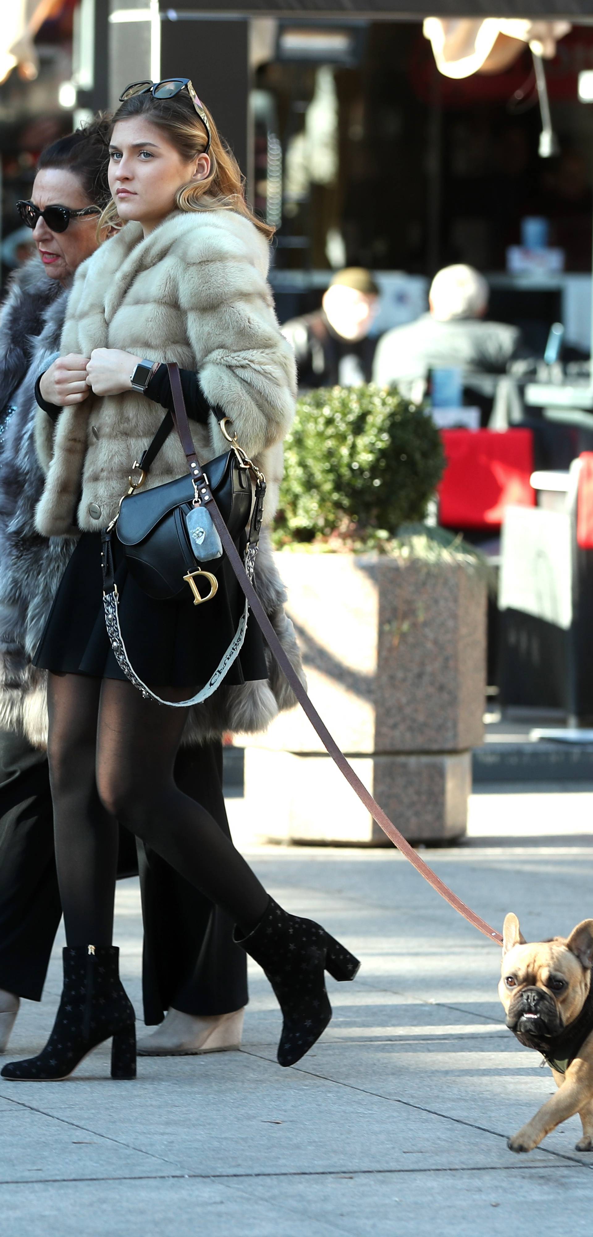 Ljepotica prošetala gradom u minici i s torbom za kojom fashionistice ove sezone uzdišu!