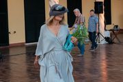 Nepogrešivo ljetno izdanje Đurđe Tedeschi u kojem glavnu riječ vodi lepršava haljina i efektan šešir