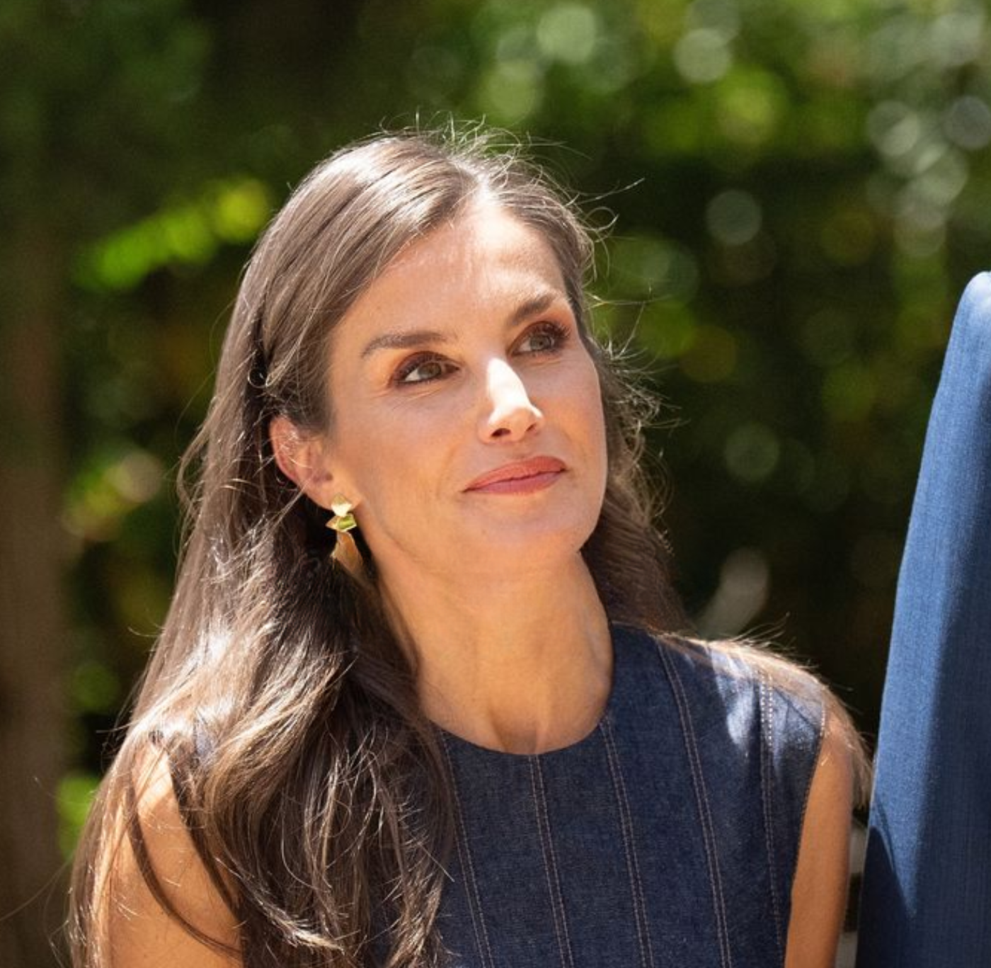 Kraljica Letizia ima genijalnu modnu formulu za ljeto: Haljina koja ističe struk i upečatljivi dodaci