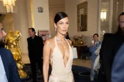 Bella Hadid u Cannesu je zablistala u arhivskoj Gucci haljini koja je istaknula njezinu figuru