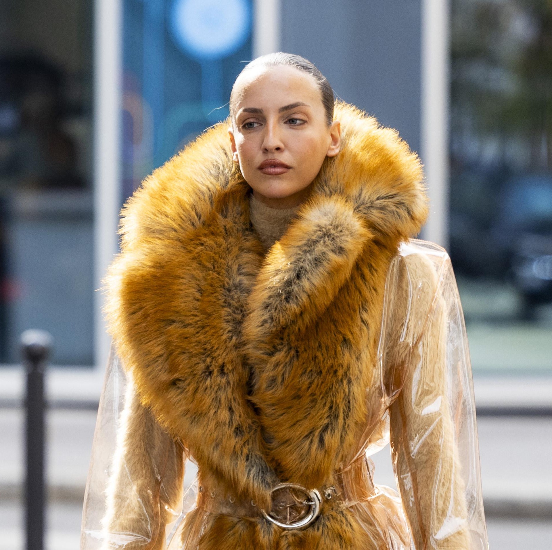 Carla Ginola u futurističkom glam looku: Kombinacija prozirnog kaputa i krzna koja nas je oduševila u Parizu