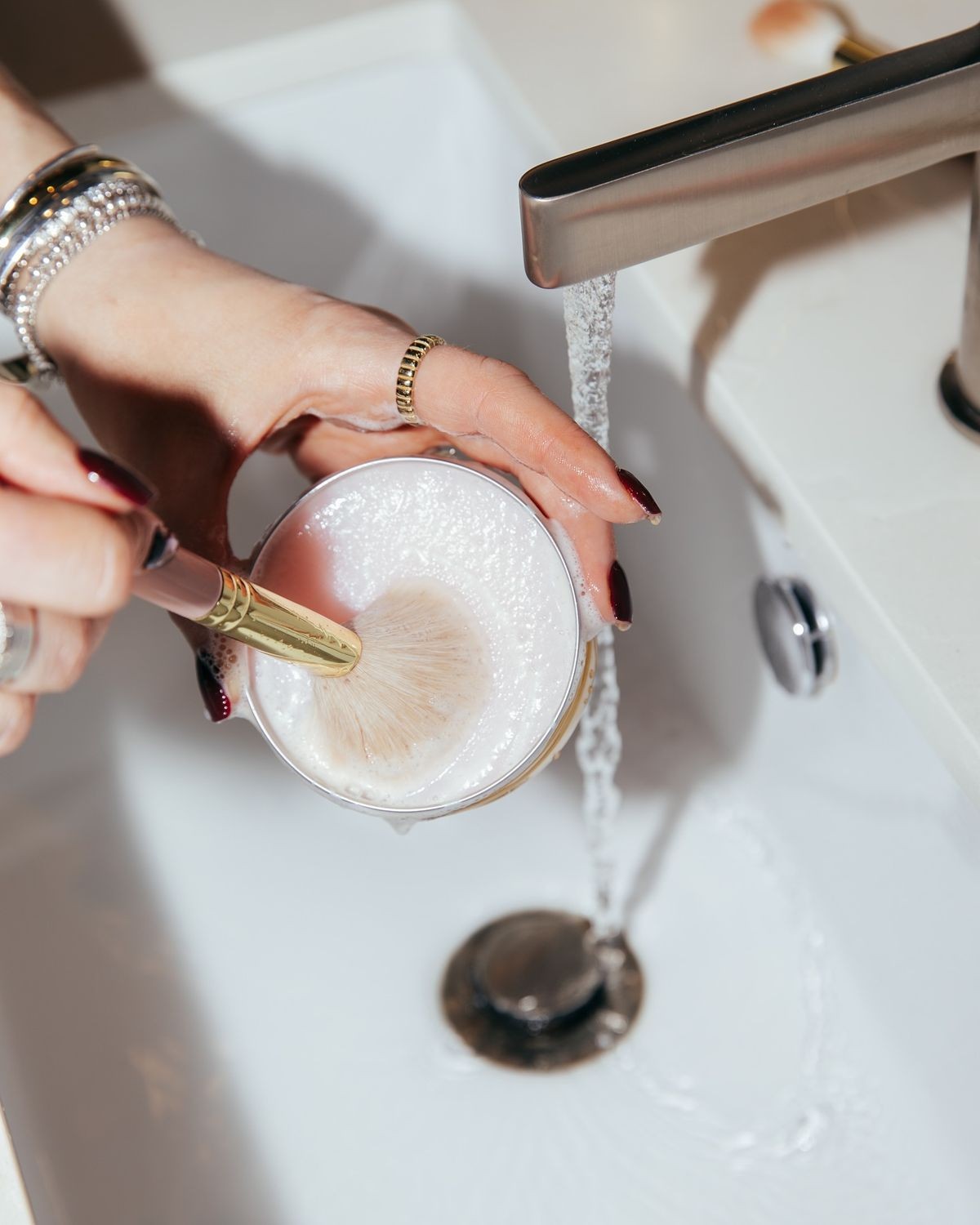 Vaši kistovi za šminku su leglo bakterija: Vodič za čišćenje koji će spasiti vašu kožu i novčanik