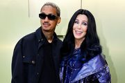 Cher u plavom kompletu zasjala na Versace modnoj reviji, a nas je posebno dojmio odabir kožne jakne