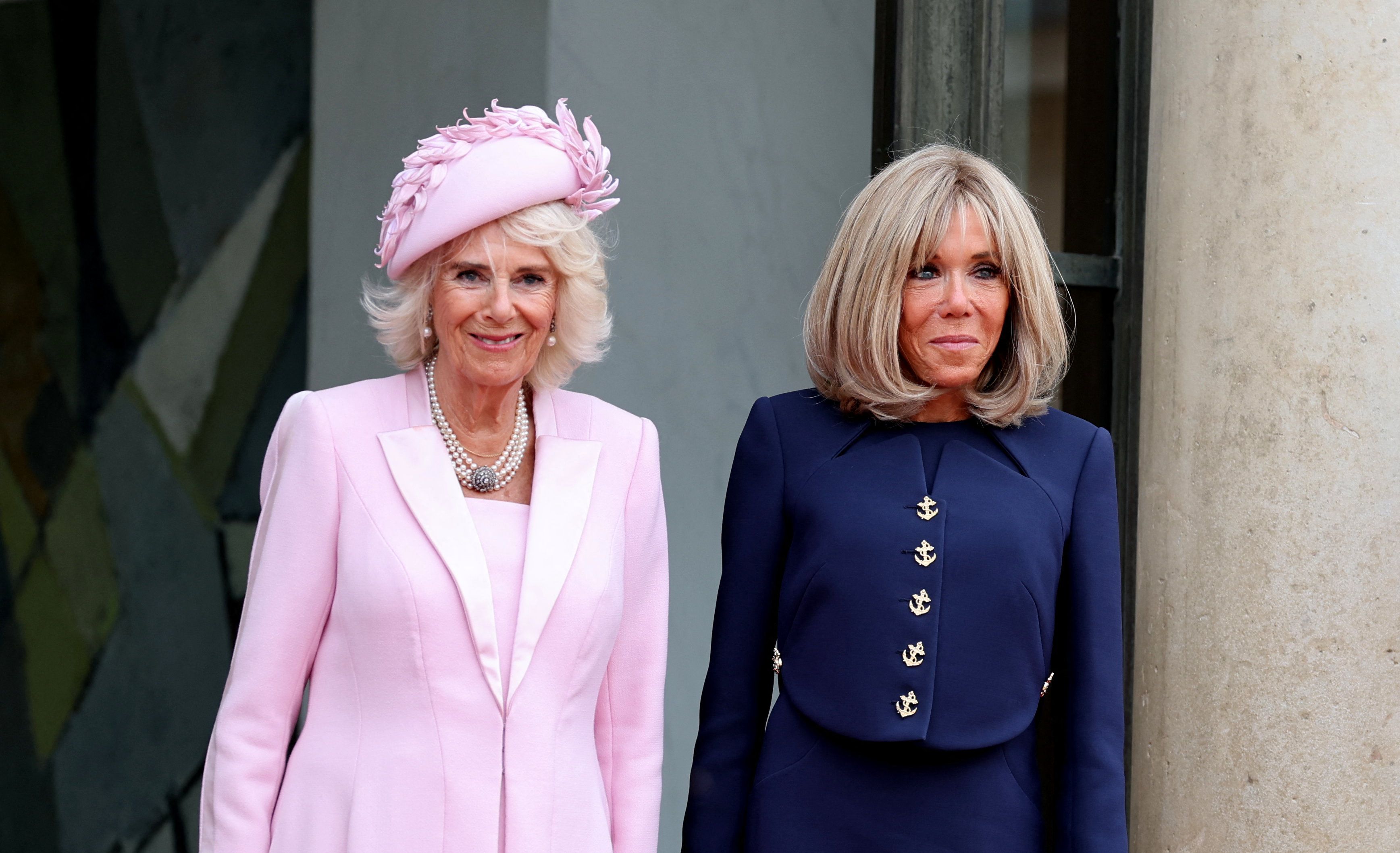 Kraljica Camilla i Brigitte Macron za susret biraju chic komplete, a za gala večeru uskladile se u tamnoplavim haljinama