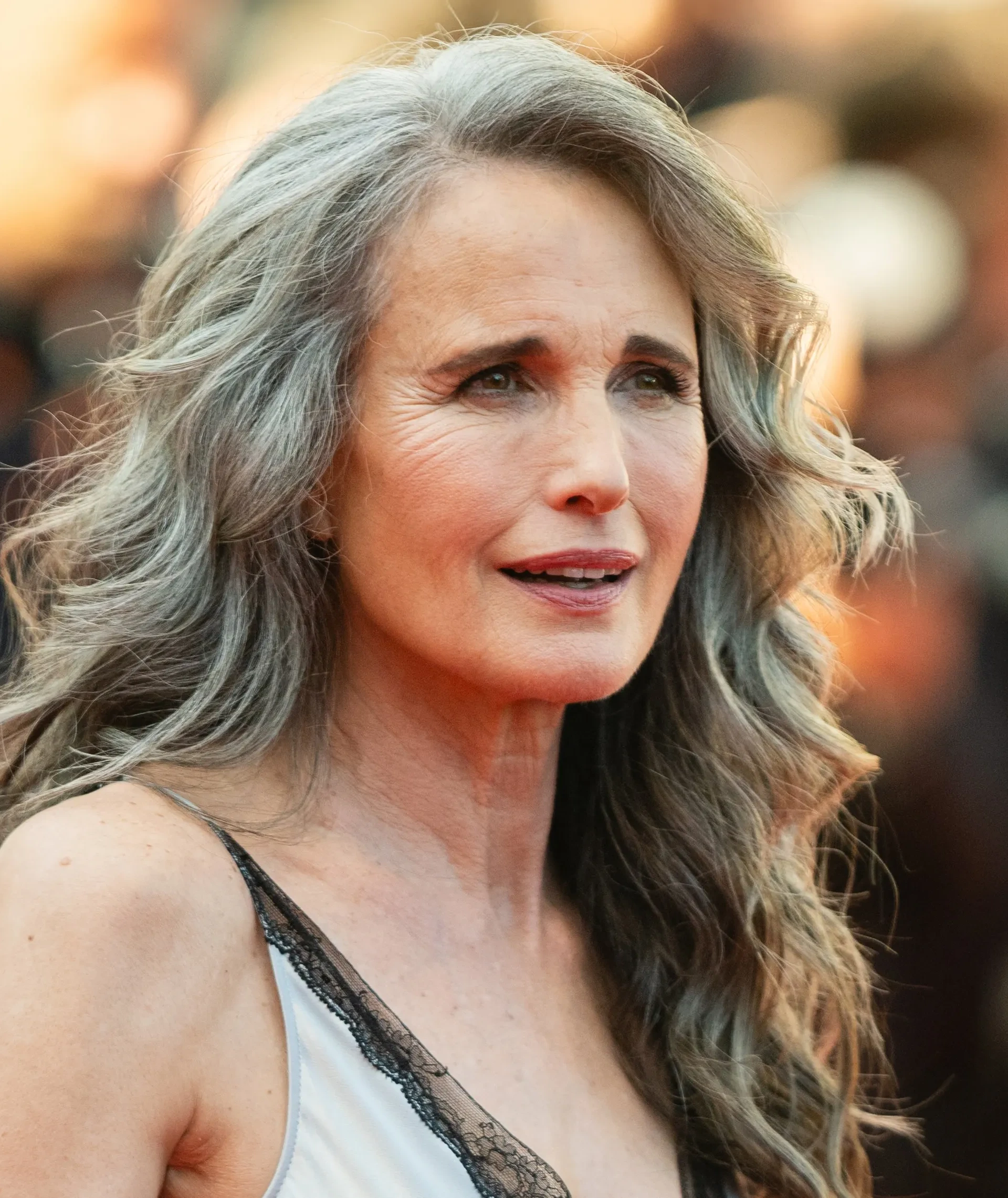 Sijeda kosa u fokusu: Kako njegovati prirodni sivi sjaj da izgleda zdravo, raskošno i moderno