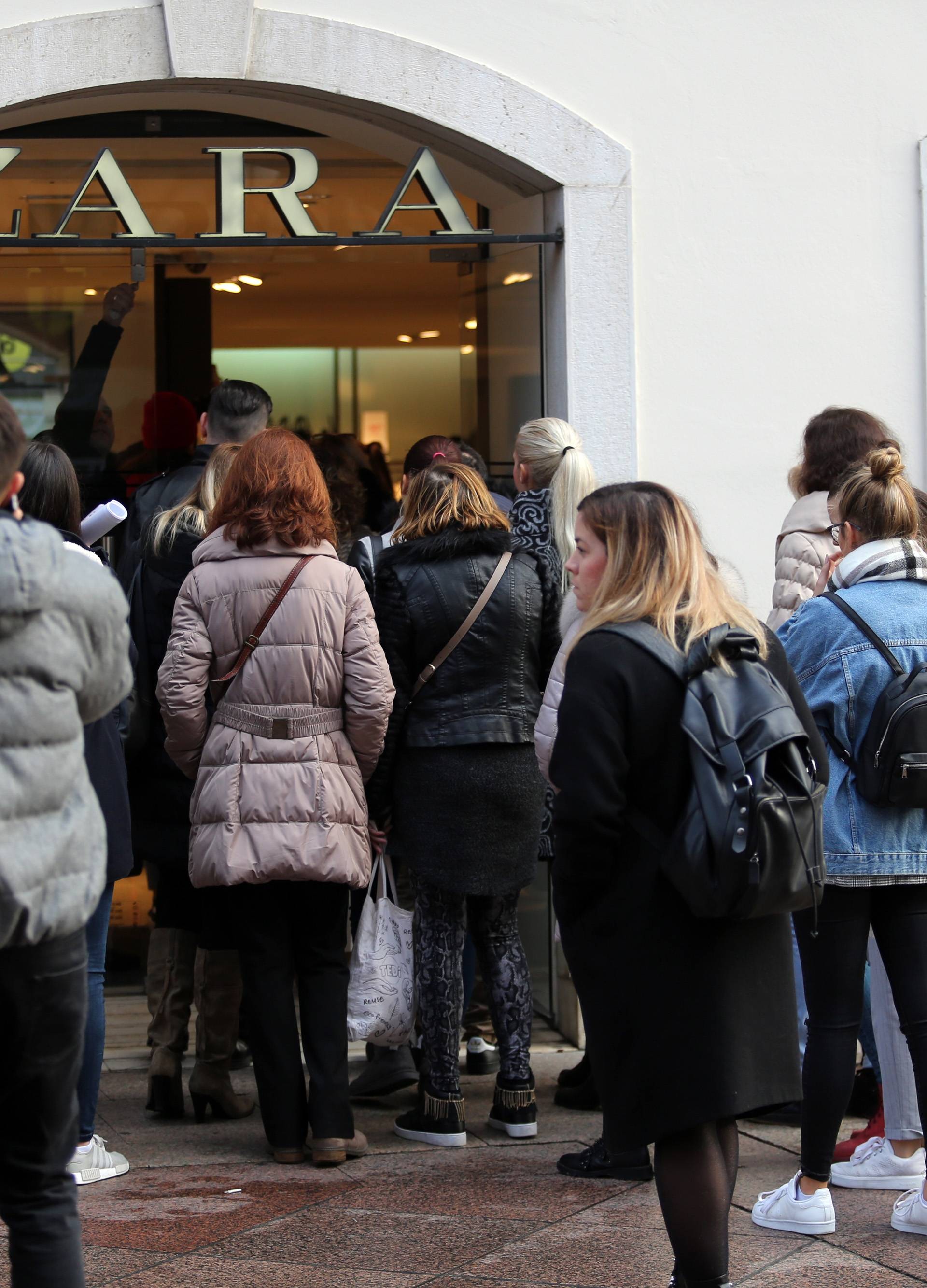 Ludnica zvana "Black Friday" zahvatila i Hrvatsku: Kupci čekali u redu kako bi ušli u Zaru!