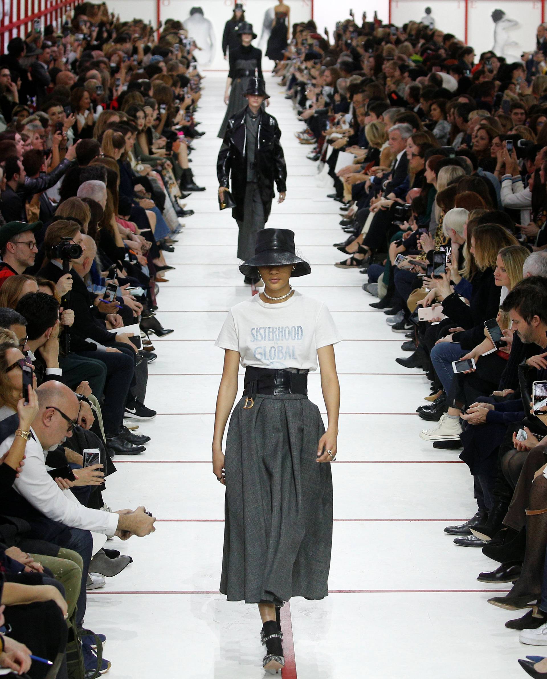 Nakon prošlogodišnjeg hita, Dior ima novu majicu s natpisom za kojem će trendseterice poludjeti!